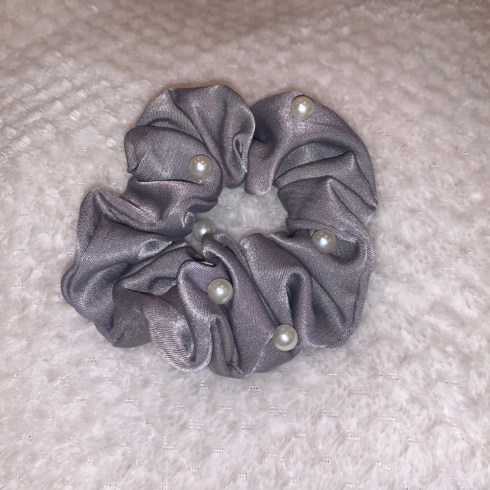 Silver pearl scrunchie